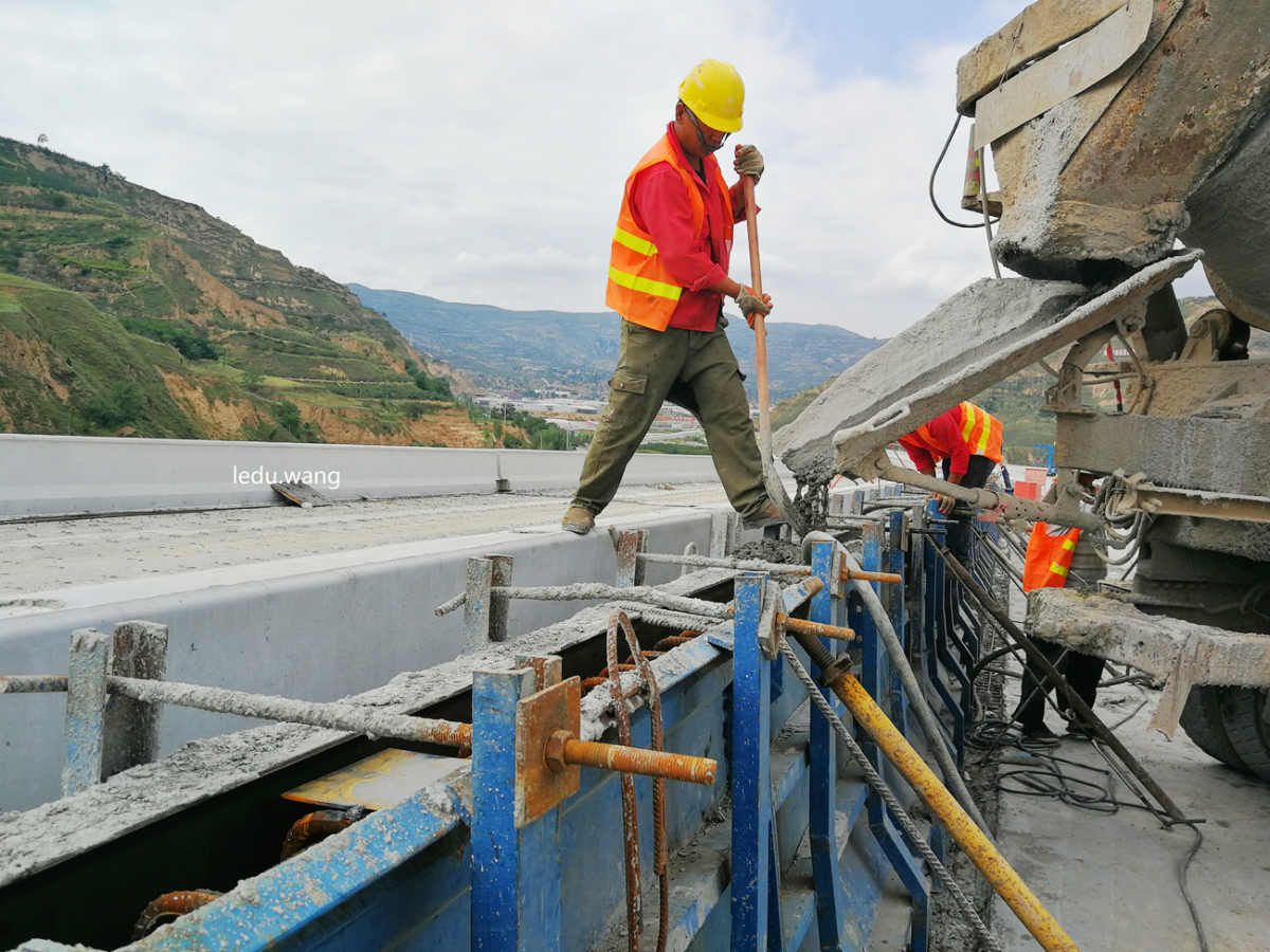 天平高速建设者们