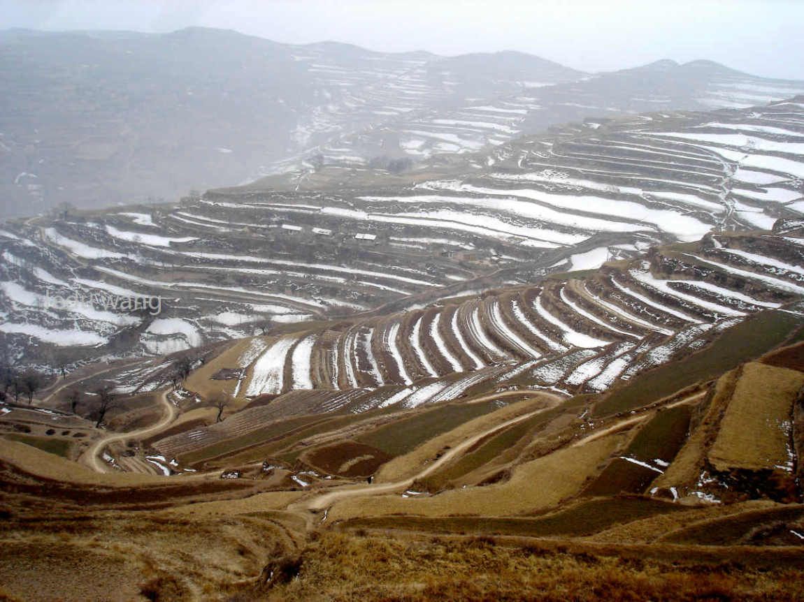 山顶落雪还未融化