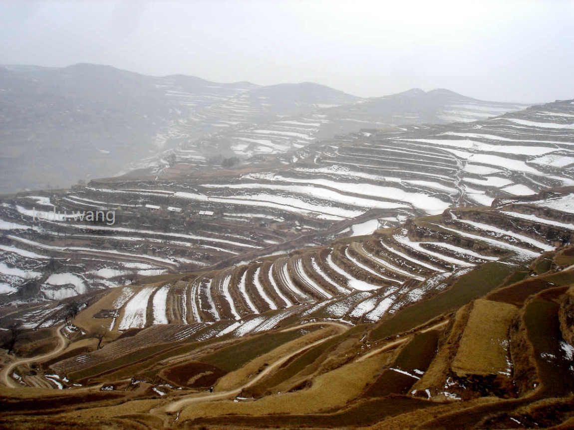 山顶落雪还未融化