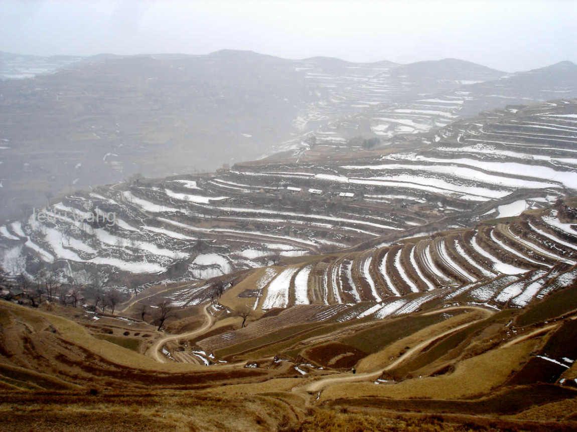 山顶落雪还未融化