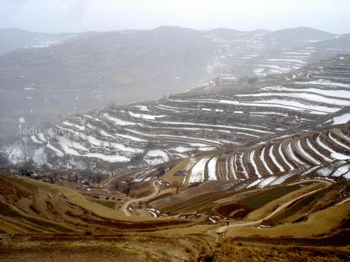 山顶落雪还未融化